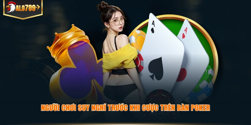 Người chơi suy nghĩ trước khi cược trên bàn poker.